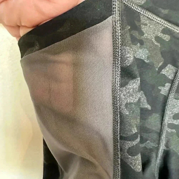 NWT Fabletics Camouflage Print Shorts with Pockets - Picture 3 of 5